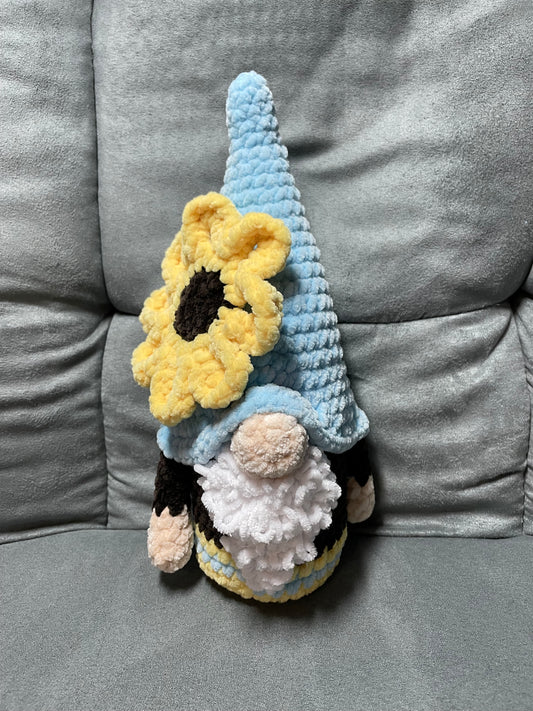 Crochet gnome with sunflower